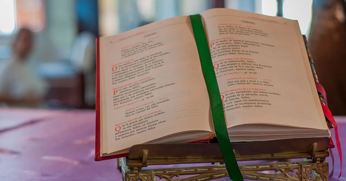 Biblia abierta sobre un atril en una iglesia de Altagracia (Venezuela)