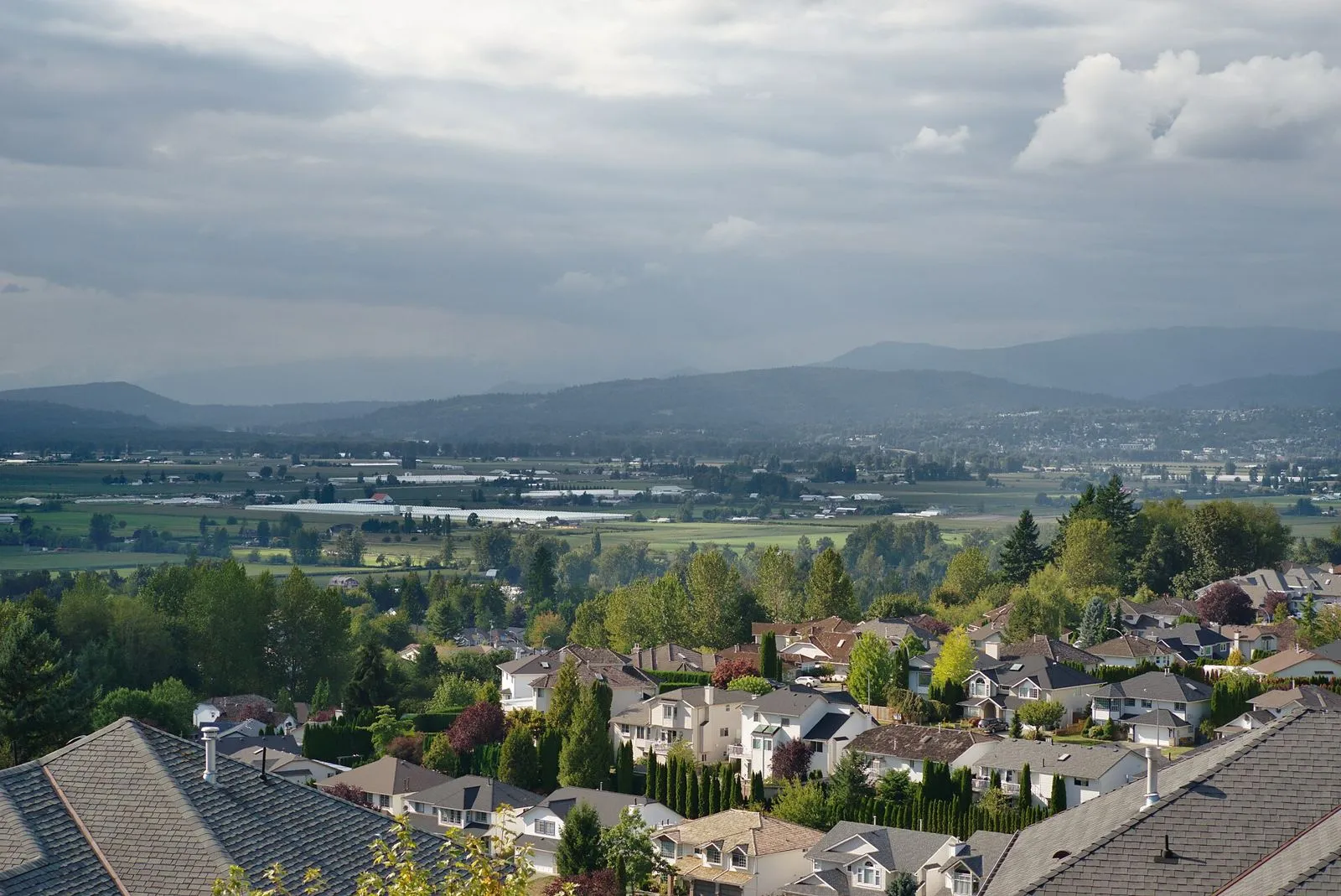 Vista de Abbotsford (Columbia Británica, Canadá) hacia las montañas