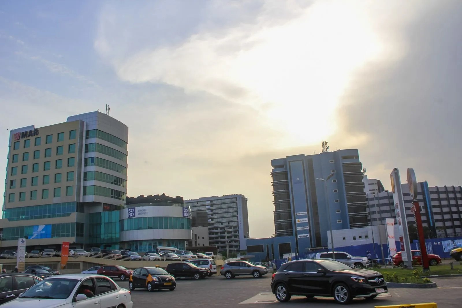 Edificios del horizonte urbano de Accra, Ghana