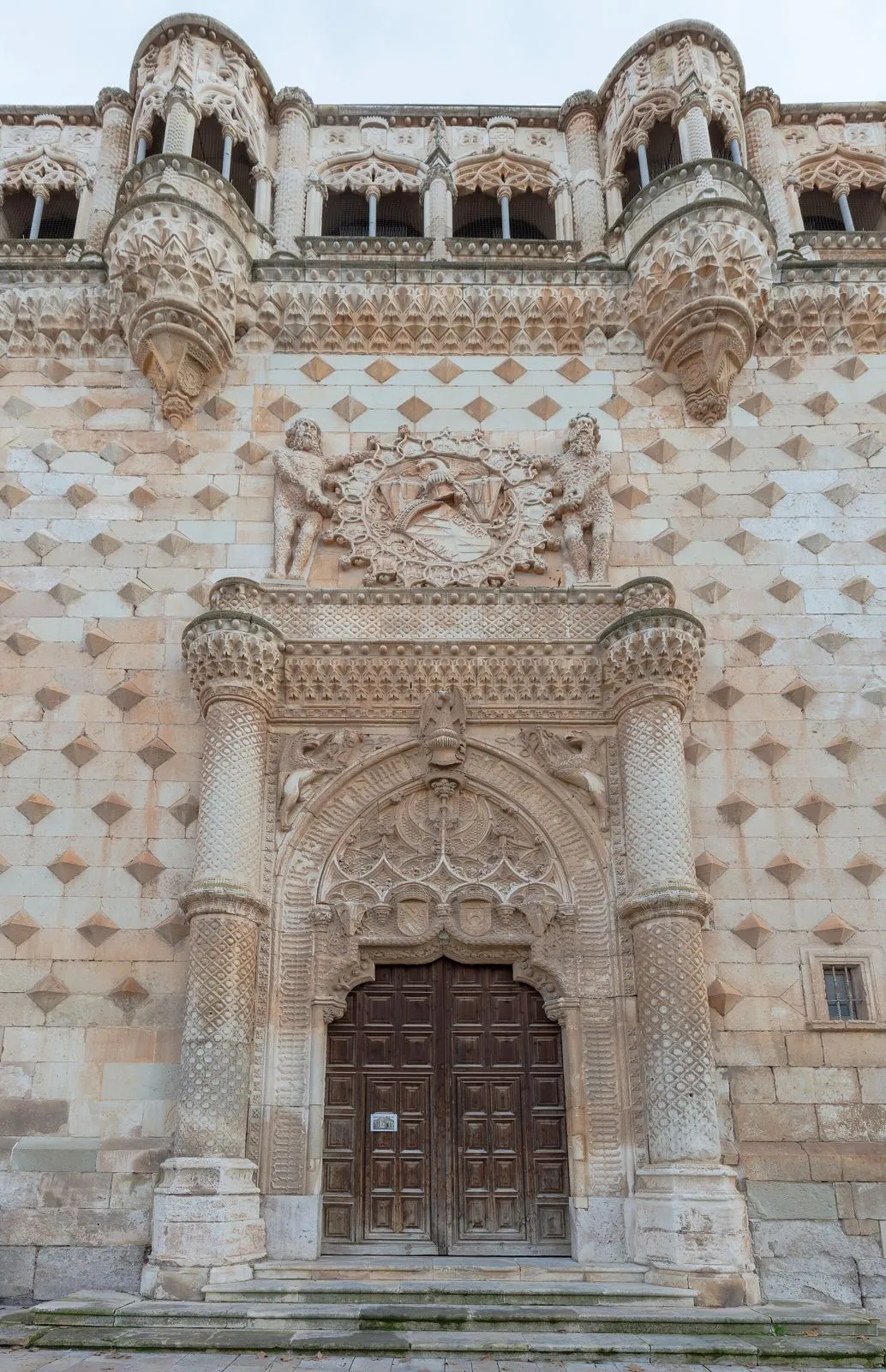 Fachada del Palacio del Infantado de Guadalajara (España)