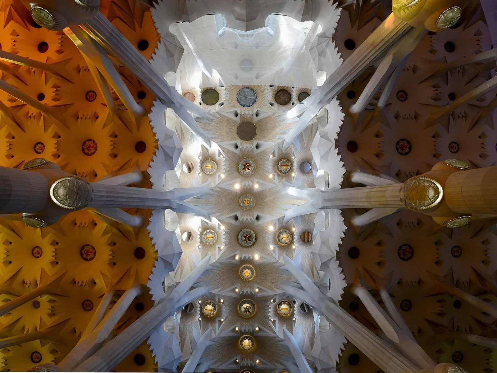 Bóvedas y columnas arborescentes del interior de la Sagrada Familia de Barcelona