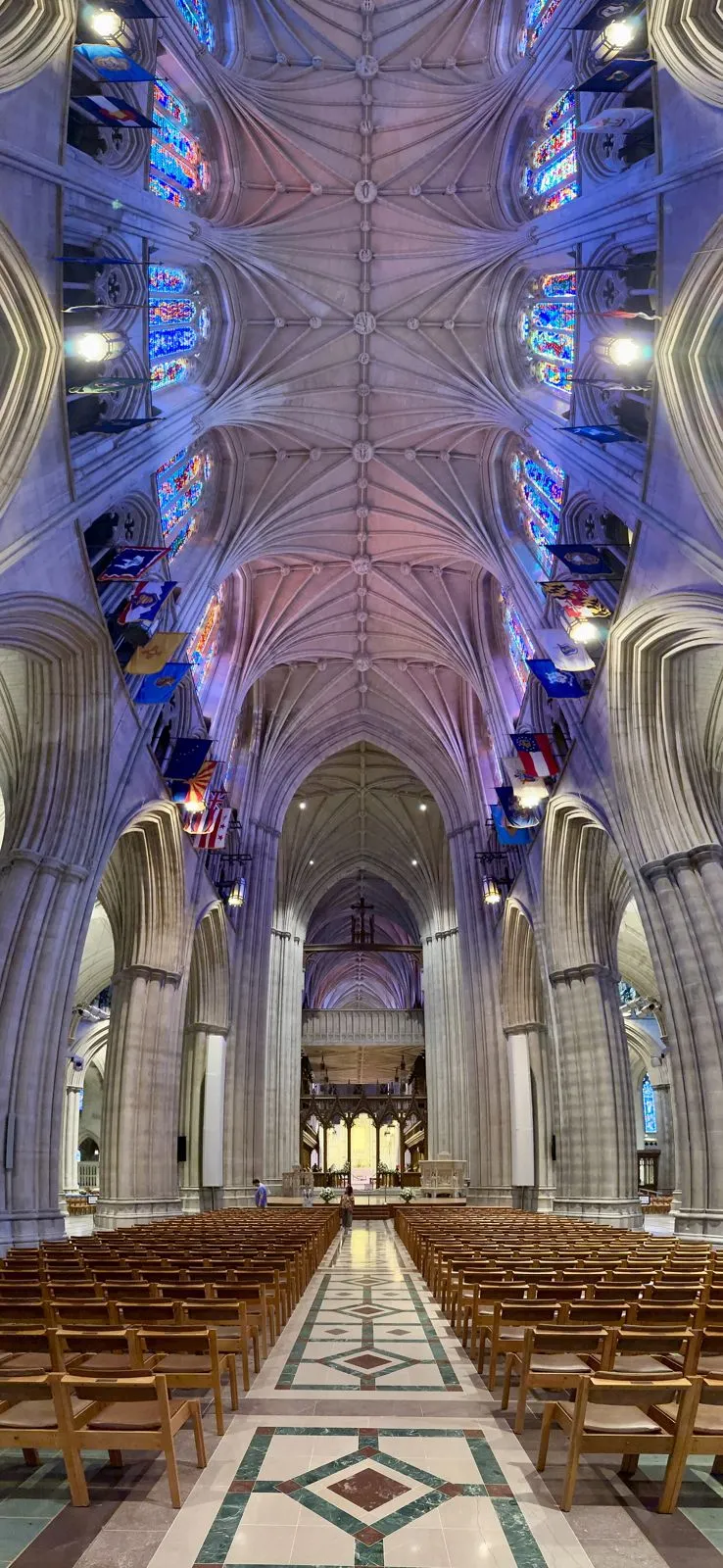 Nave central de la Catedral Nacional de Washington con sus bóvedas góticas