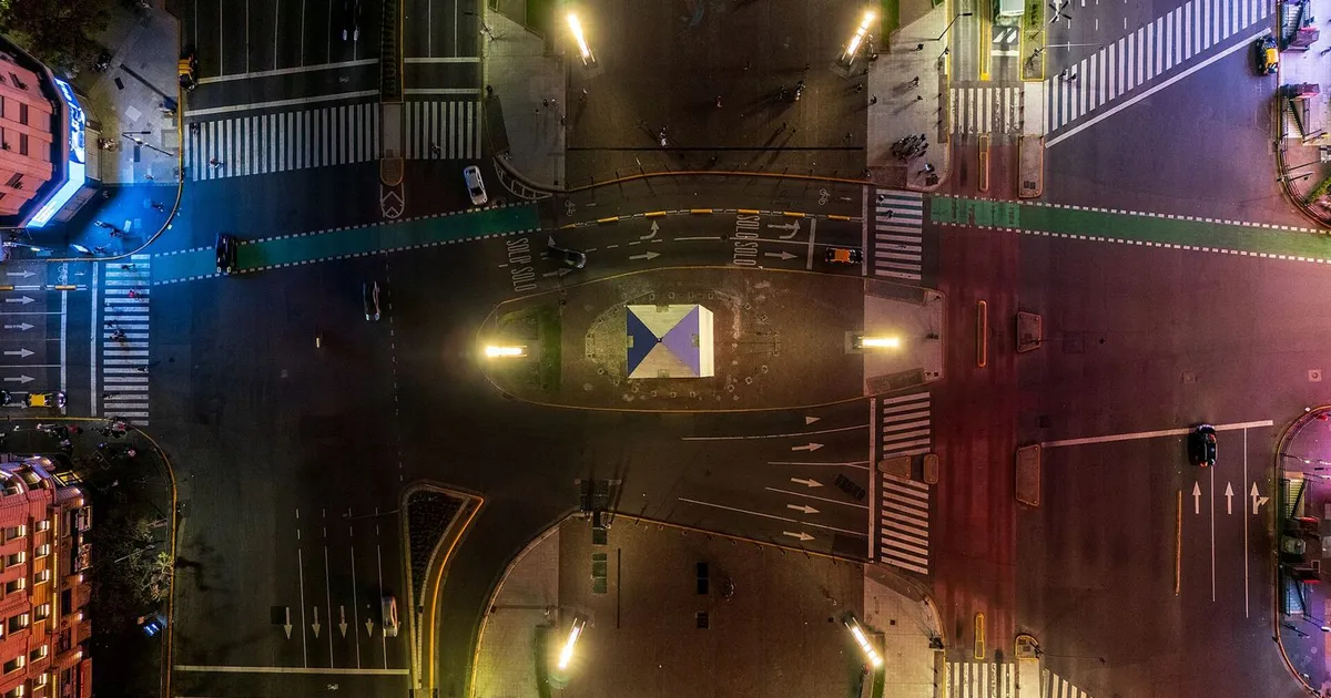 Vista aérea nocturna del cruce de la avenida 9 de Julio y la avenida Corrientes, junto al Obelisco de Buenos Aires