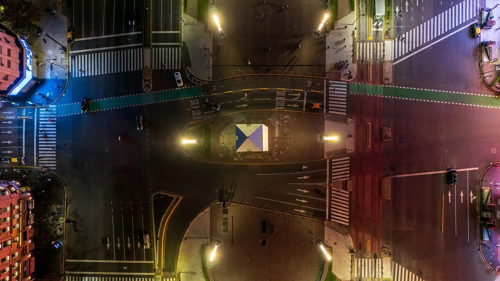 Vista aérea nocturna del cruce de la avenida 9 de Julio y la avenida Corrientes, junto al Obelisco de Buenos Aires