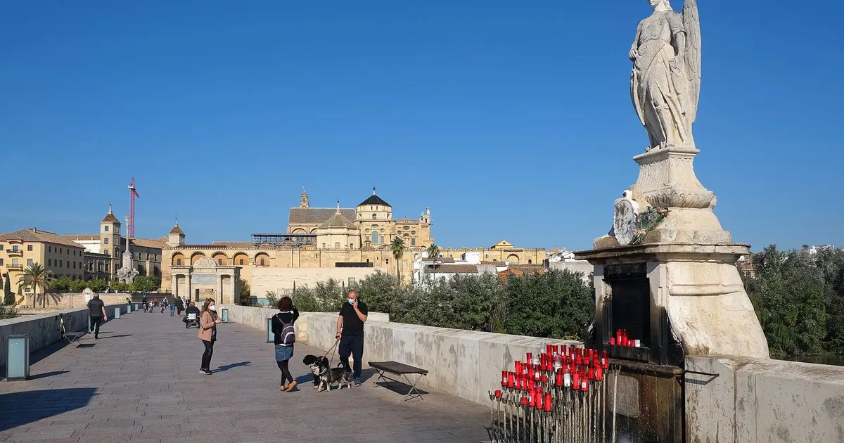 Puente romano de Córdoba con el triunfo de San Rafael