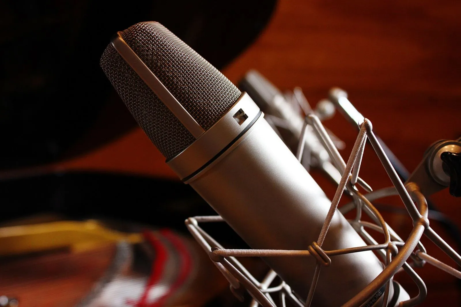 Micrófono de condensador en un estudio de grabación