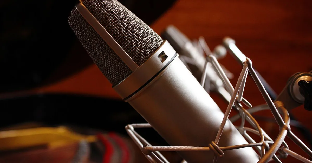 Micrófono de condensador en un estudio de grabación