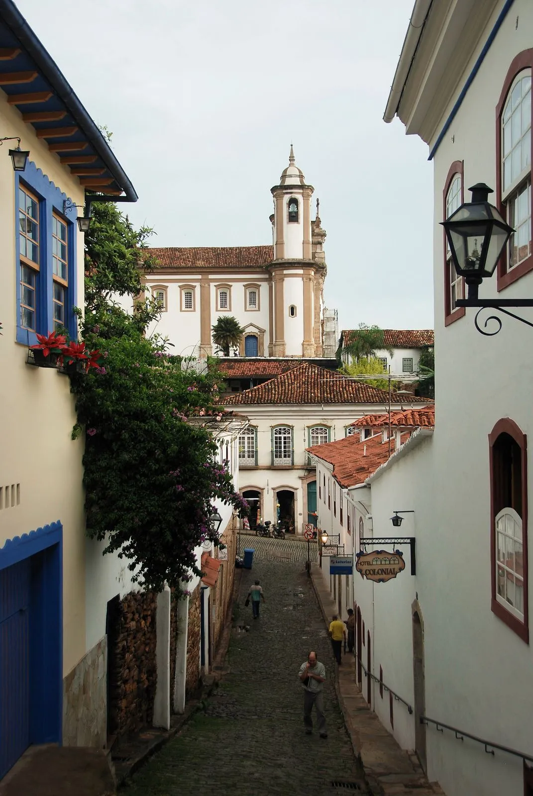 Calle empedrada de Ouro Preto (Brasil) con una iglesia colonial al fondo