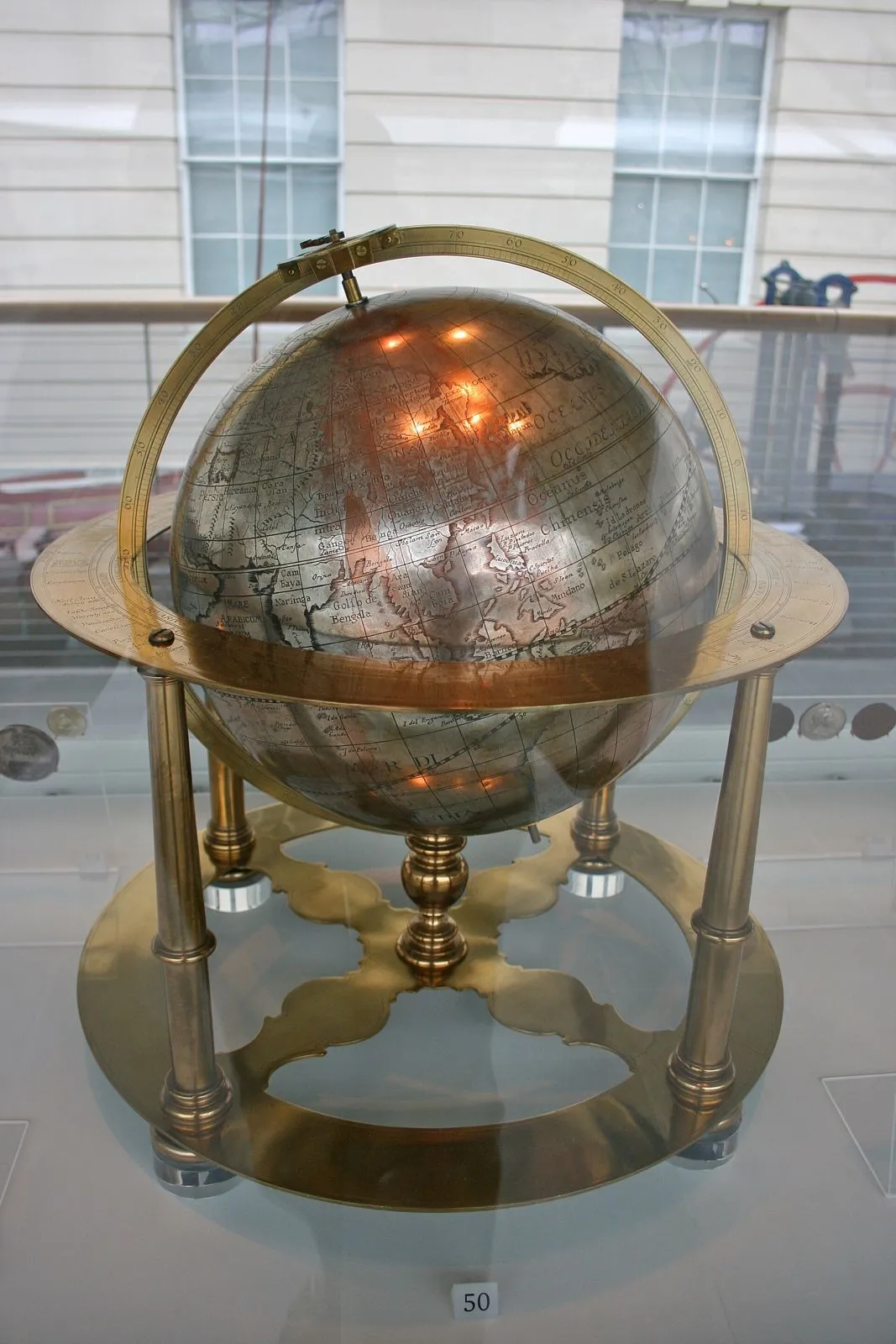 Antiguo globo terráqueo de latón que muestra los continentes