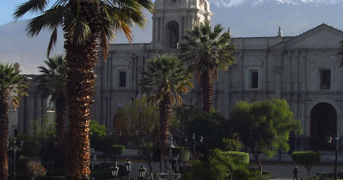 Plaza de Armas de Arequipa (Perú) con la catedral