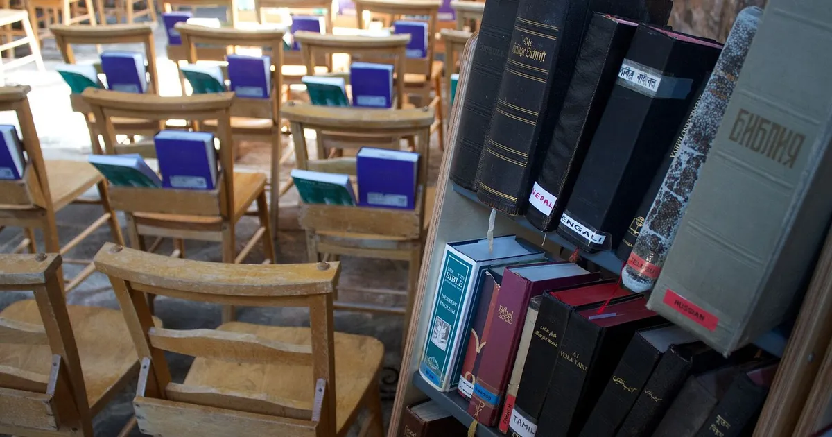 Biblias en distintos idiomas en una estantería de la abadía de Iona (Escocia)