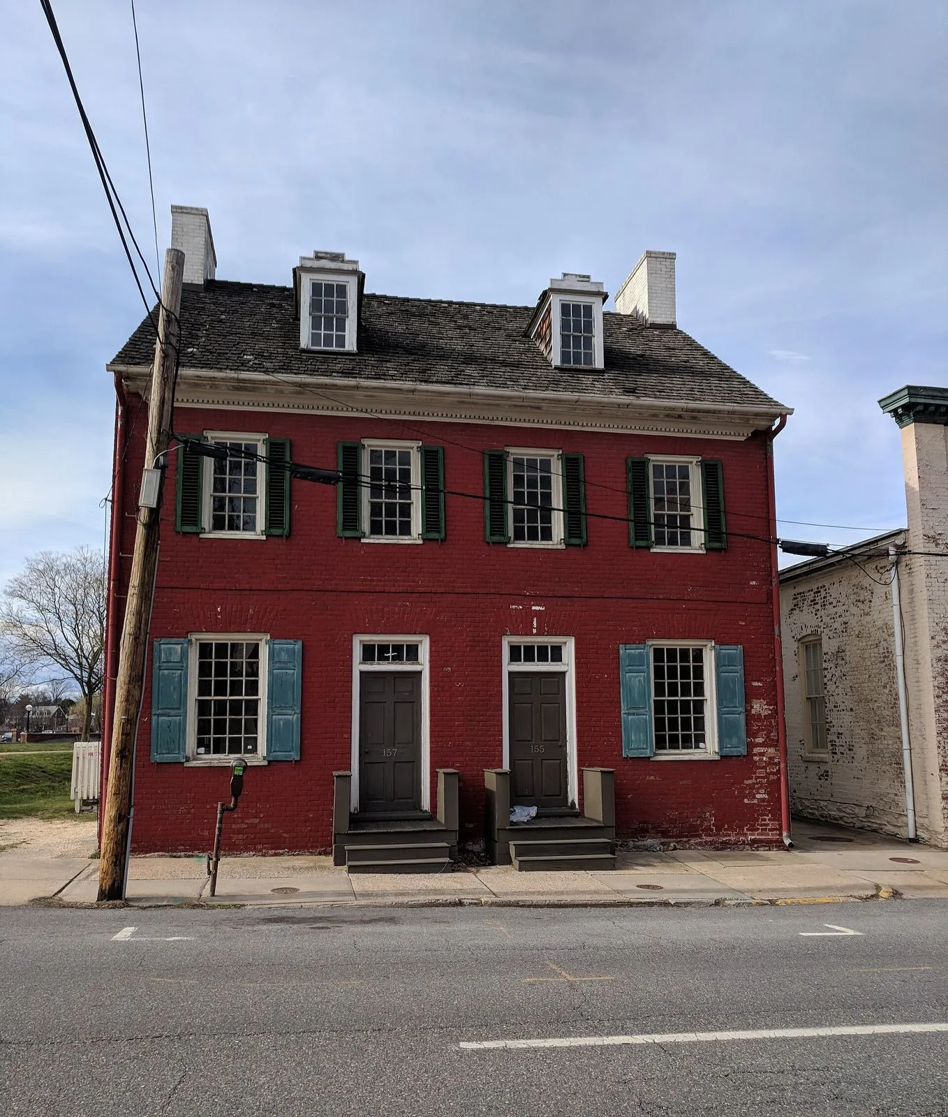 Casa histórica de ladrillo rojo en el centro de Frederick, Maryland