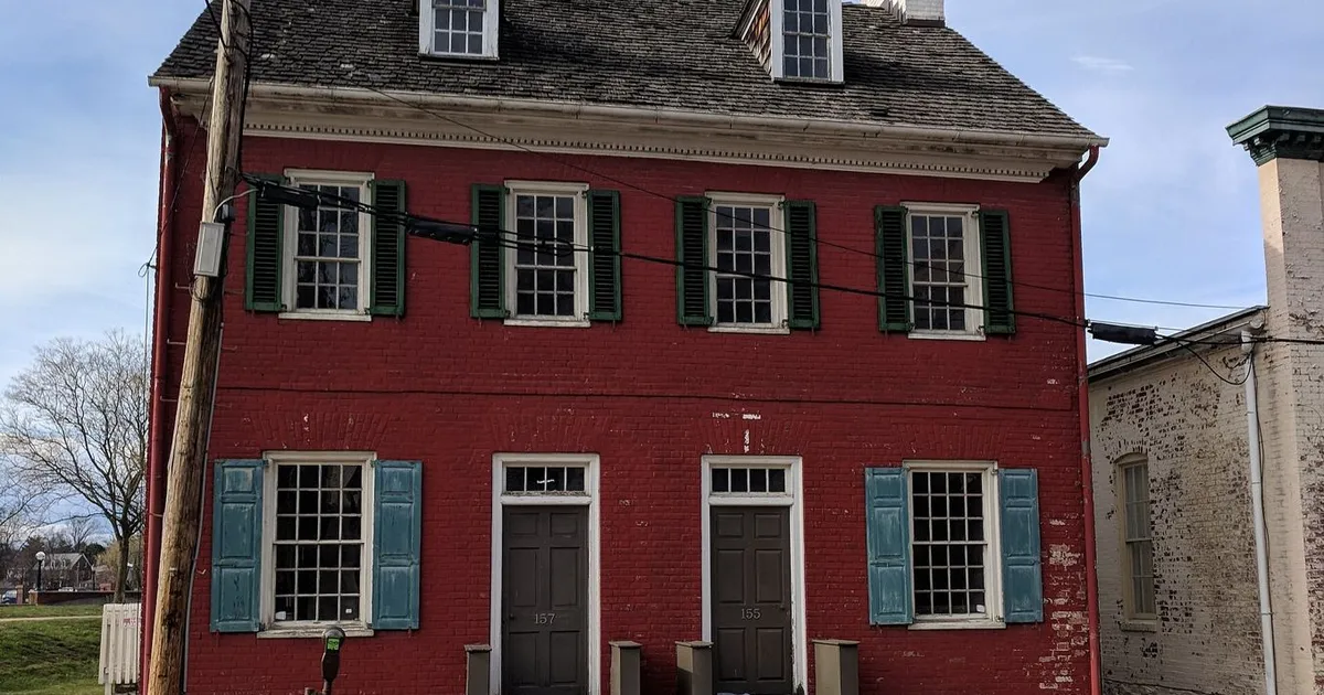 Casa histórica de ladrillo rojo en el centro de Frederick, Maryland